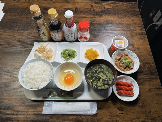 【朝食付きプラン】ワンコイン朝食　名物ホルモン煮こみ　小鉢付き